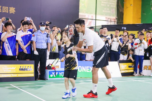 着孩子来到 着孩子来到